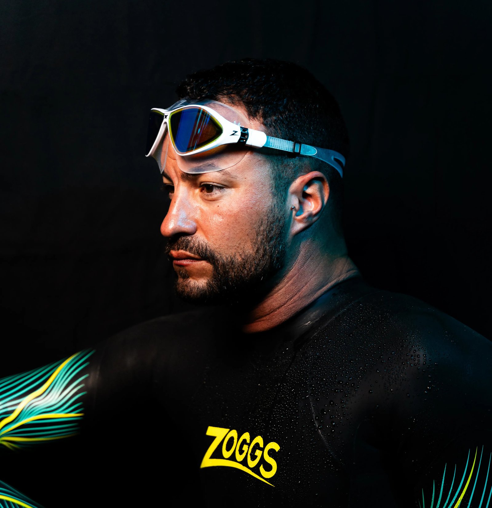 Alberto Lorente ajustándose el gorro y las gafas de natación para empezar su reto.